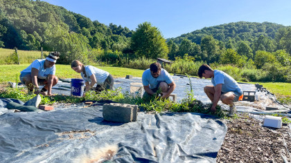 First-Year Students participate in Service Plunge Fall 2022 during New Student Experience weekend in corporation with the Appalachian Cen...