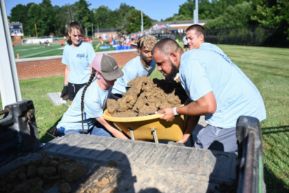 First-Year Students participate in Service Plunge Fall 2022 during New Student Experience weekend in corporation with the Appalachian Cen...